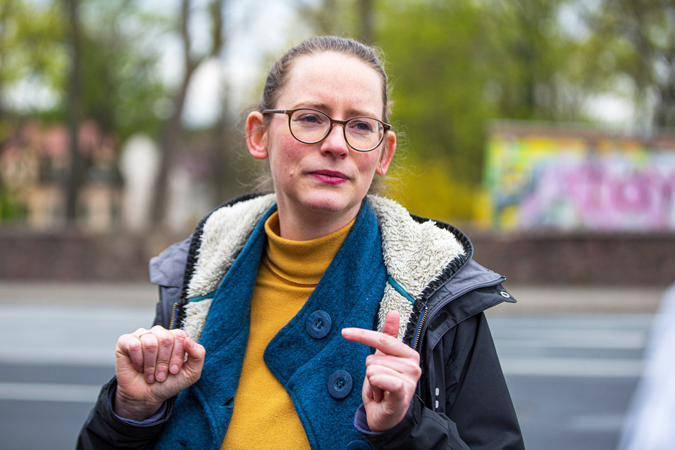 Stadtbezirksrätin Susanne Krause (40, Grüne) betrachtet die Baumaßnahmen als unzureichend für die örtliche Verkehrssicherheit.