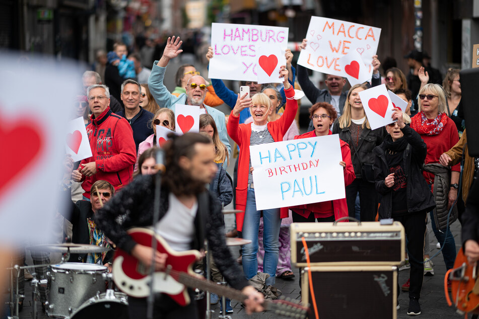 Hamburg: Zahlreiche Fans bei Flashmob für Beatles-Legende Paul McCartney