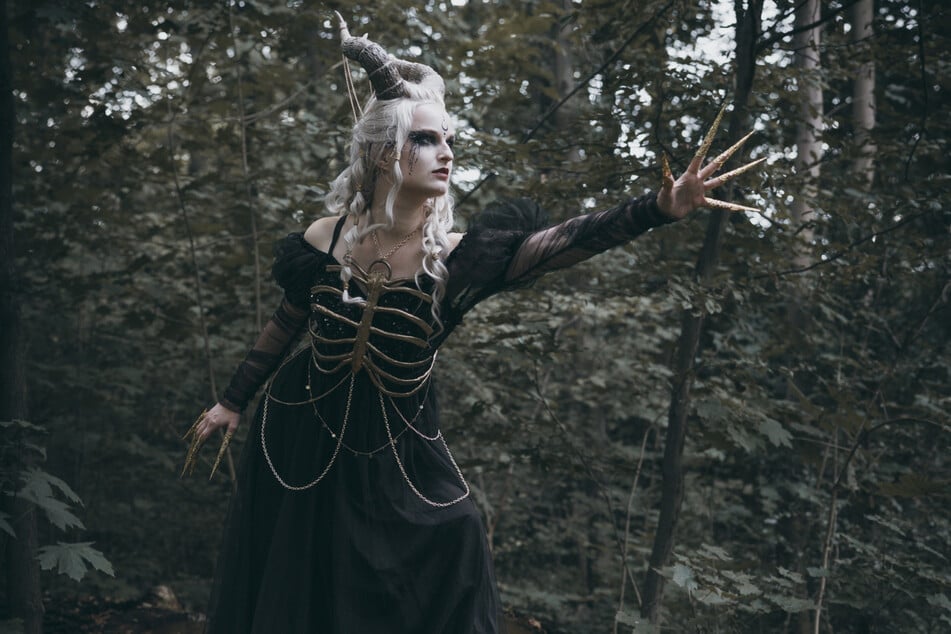 Dämonin oder Zauberin? Anna posiert im Wald als magisches Wesen.