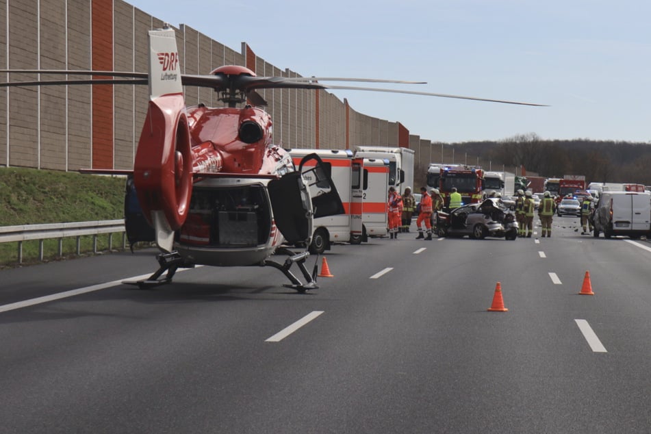 An der Unfallstelle landete ein Rettungshubschrauber.