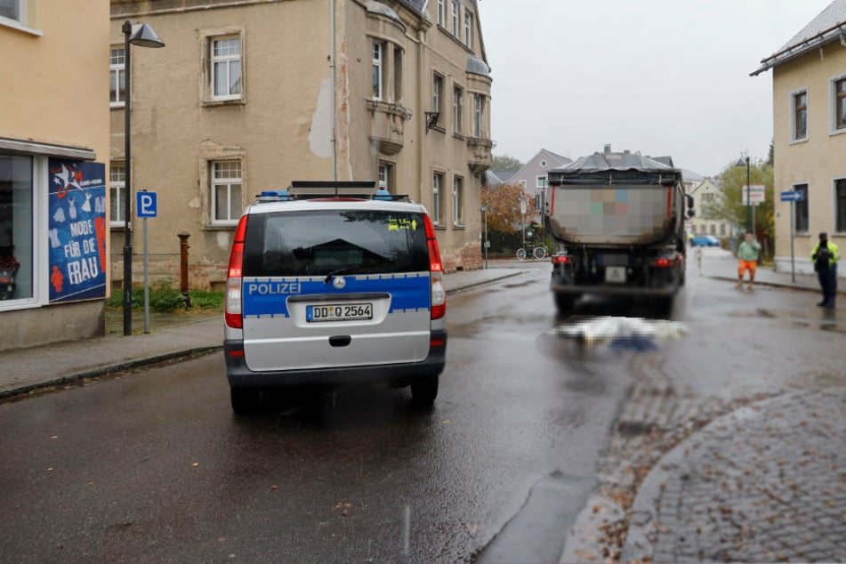 Die Frau wurde vom Laster erfasst und tödlich verletzt.