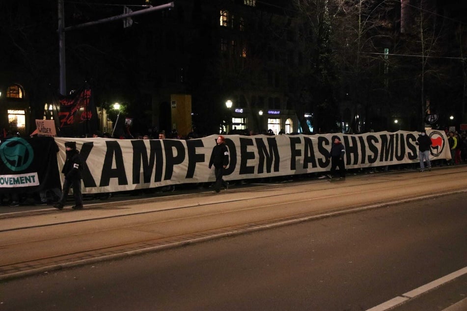 "Kampf dem Faschismus" steht auf einem der Banner.