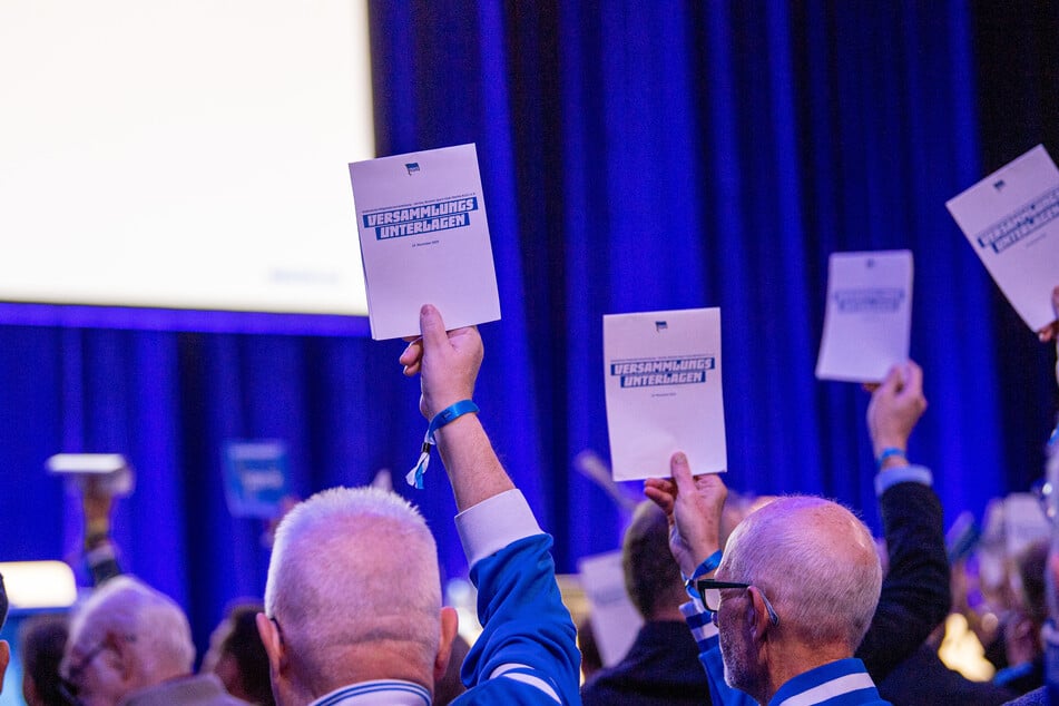 Viele Mitglieder stimmen trotz digitaler Möglichkeiten lieber persönlich ab.