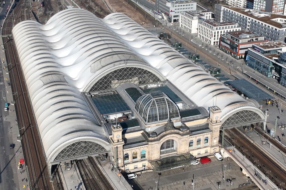 In diesem Jahr wird die Deutsche Bahn das Membrandach auf der Süd- sowie Nordseite erneuern.