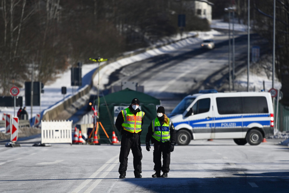 Bundespolizei kontrolliert an der tschechisch-deutschen Grenze Einreisende am Grenzübergang Schirnding im Landkreis Wunsiedel.
