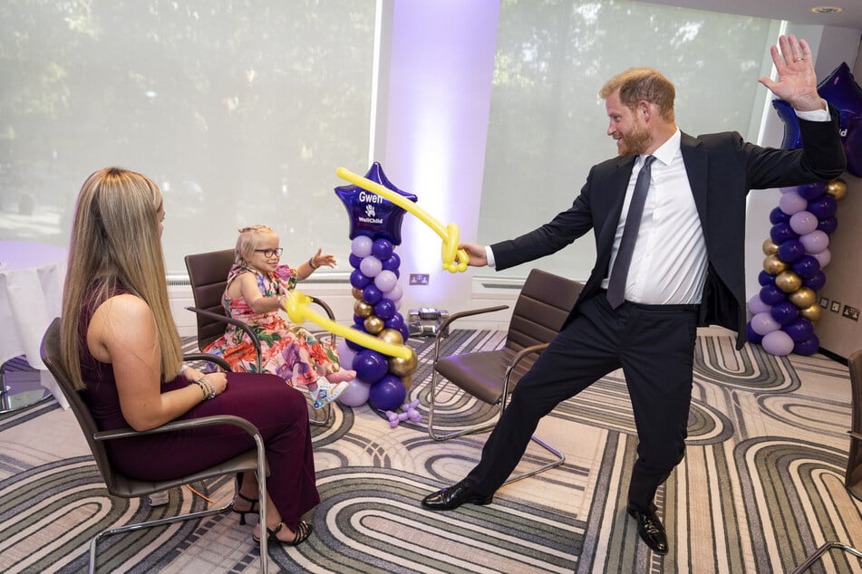 El príncipe Harry (40) jugó con una galardonada a quien había premiado previamente en los premios "WellChild".