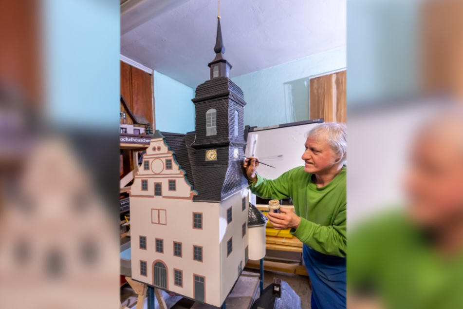 Thomas Schulze (58) vom Verein arbeitet noch am neuen Modell der Schlosskirche Waldheim.