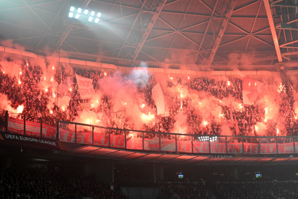 Die mitgereisten Fans von Union Berlin brannten Pyrotechnik ab.