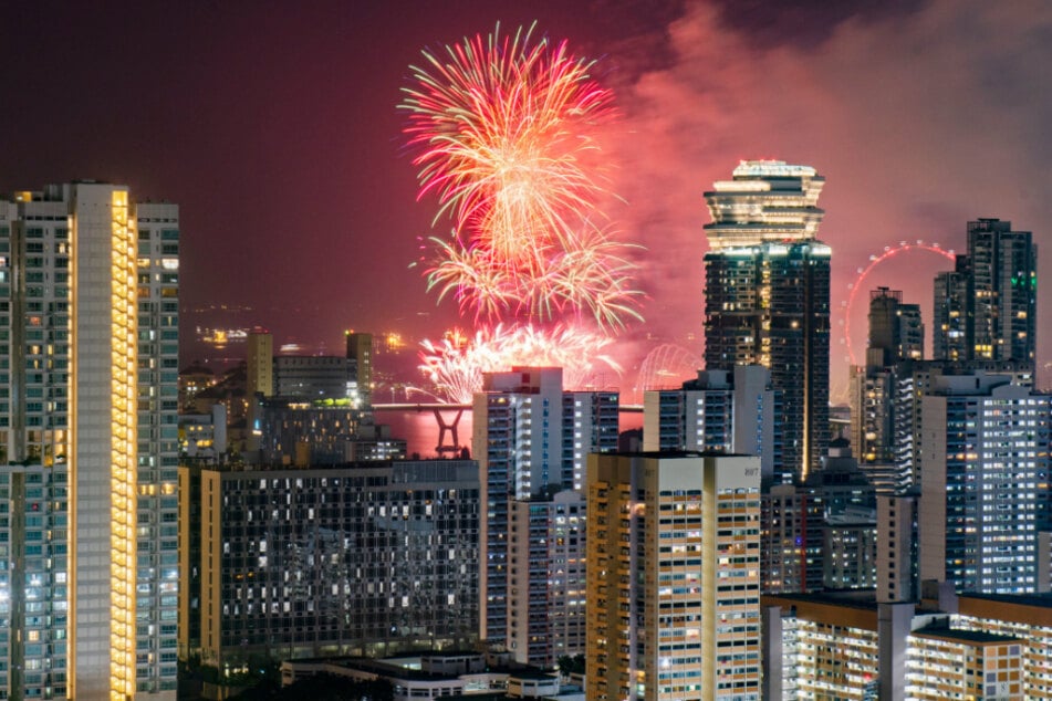 Ein Feuerwerk erleuchtet während der Feierlichkeiten zum Nationalfeiertag den Himmel über der Stadt. Singapur feiert den 55. Jahrestag der Unabhängigkeit.