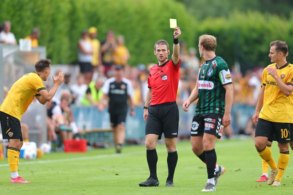 Schiedsrichter Markus Greinecker (2.v.l.) hatte am Samstag alle Hände voll zu tun.