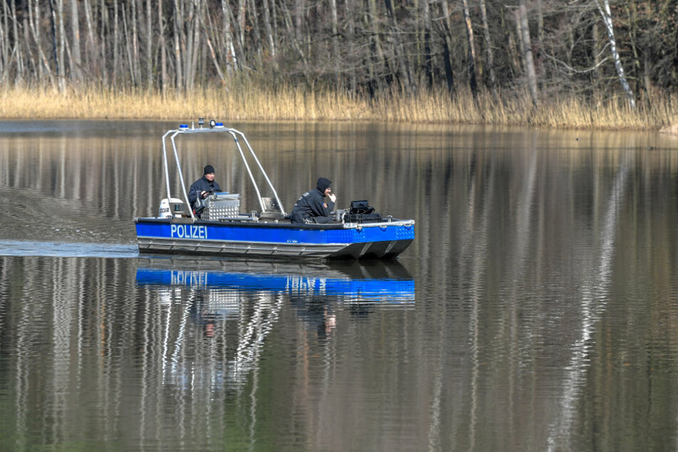 Polizeibeamte in einem Boot suchen mit Hilfe eines Echolots nach einer vermissten Person auf einem Brandenburger See. (Symbolbild)