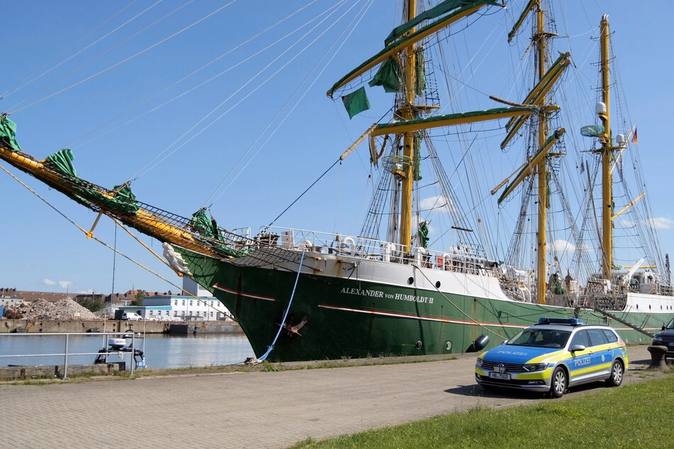 Das Segelschiff Alexander von Humboldt II ist gegen einen Kran gekracht.