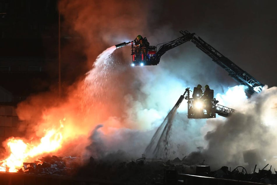 Die Feuerwehr hat den Brand über mehrere Drehleitern bekämpft.