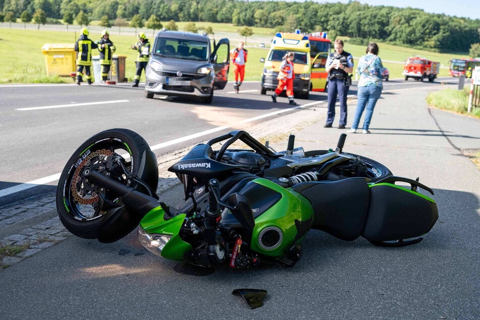 Verkehrsunfall auf der Zittauer Straße nahe Großhennersdorf. Das kaputte Bike im Vordergrund, im Hintergrund sind Einsatzkräfte am Werk.