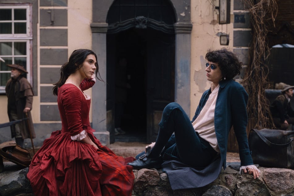 Stattdessen dürfen sich Maria Anna (Havana Joy, 25) und Amadeus Mozart (Eren M. Güvercin, 23) über Primetime-Sendezeit im Ersten freuen.