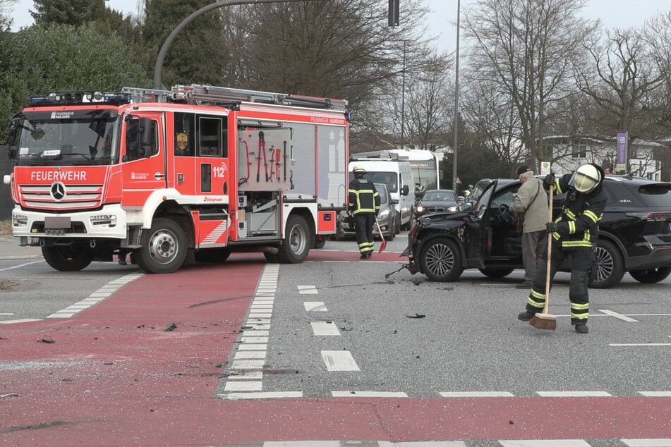 Zwei Autos kollidieren auf großer Kreuzung: Eine Person in Klinik