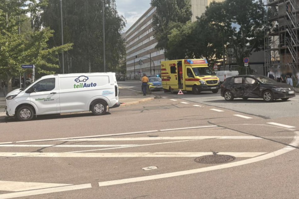 Unfall nahe Hauptbahnhof Dresden: Ford und VW kollidieren