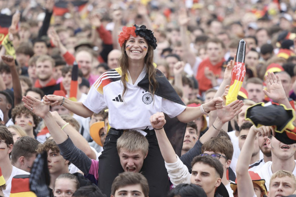 Tausende Fußballfans verfolgten auf der Fanmeile das zweite Gruppenspiel der deutschen Nationalmannschaft.