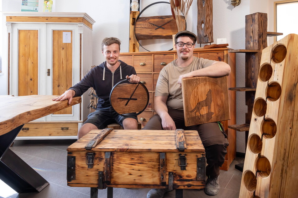 Benjamin (31, l.) und Tobias Kunzmann (29) bringen alte Möbel wieder auf Vordermann.