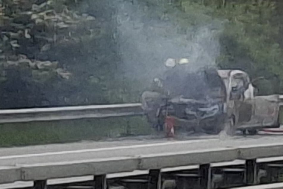 Unfall A1: Brennender Wagen auf der Autobahn sorgt für Chaos im Norden