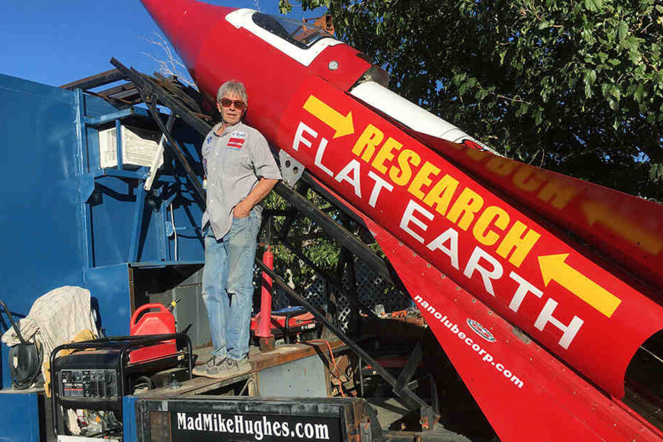 Der Amerikaner Mike Hughes steht neben seiner selbstgebauten Rakete, mit der er sich am 25.11. in die Luft schießen will.