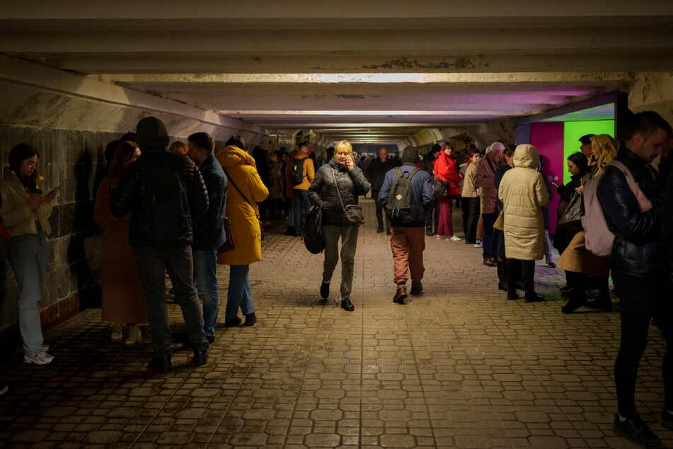 Menschen gingen während des Luftangriffs in einer Kiewer U-Bahn-Station in Deckung.