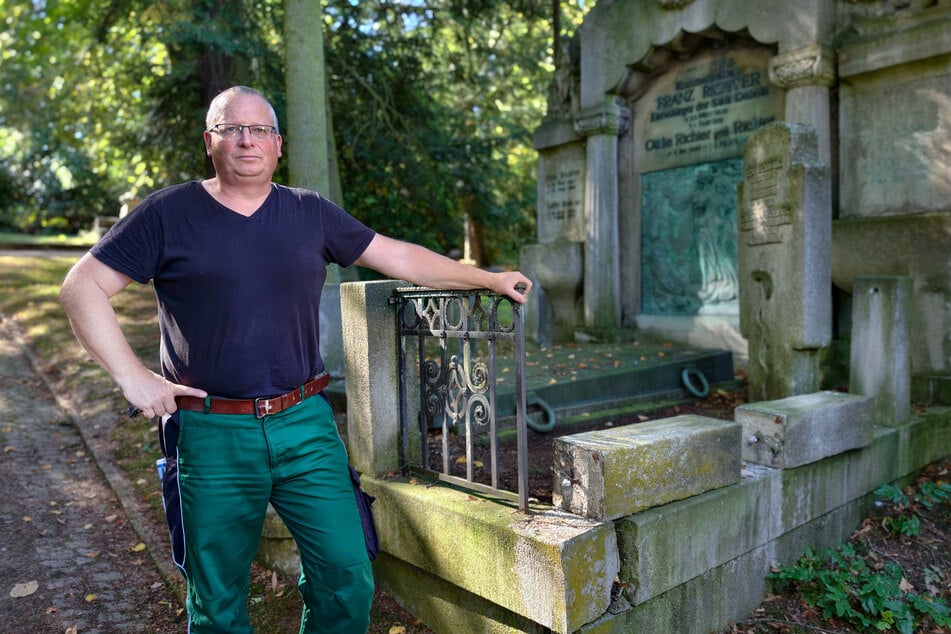 Friedhofsverwalter Gerhard Börner (51) am Grab von Ehrenbürger Franz Richter.