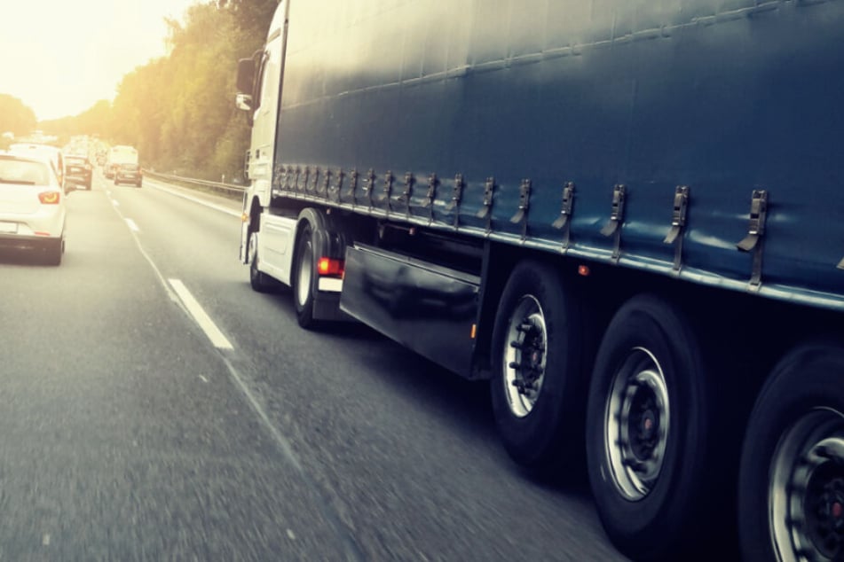 Ein Fernfahrer hat auf der Überleitung der A9 auf die A3 ein Sofa gerammt. (Symbolbild)