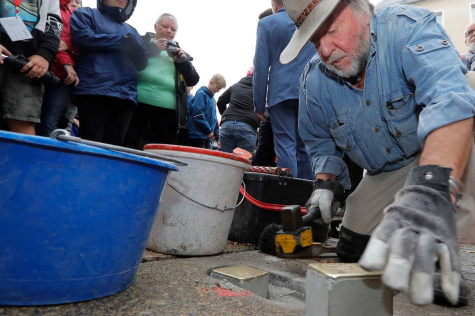 Gegen das Vergessen: Initiator Demnig verlegt 75.000sten Stolperstein