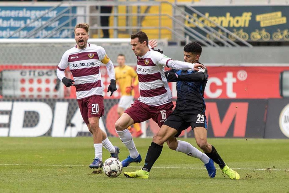 Philip Heise (M.) in seinem vorerst letzten Dynamo-Spiel. Vor den kritischen Augen seines Kapitäns Patrick Ebert (l.) setzte sich Heise gegen Paderborns Mohamed Dräger durch.