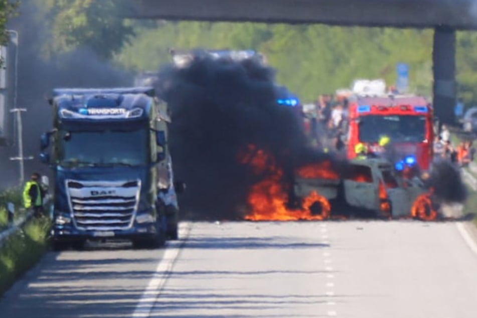 Unfall A23: Schwerer Unfall auf der A23: Transporter lichterloh in Flammen