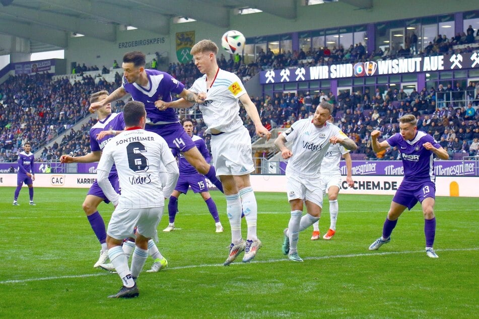 Boris Tashchy (Aue, links) und Joel Bichsel (Saarbrücken) kämpfen um den Ball.