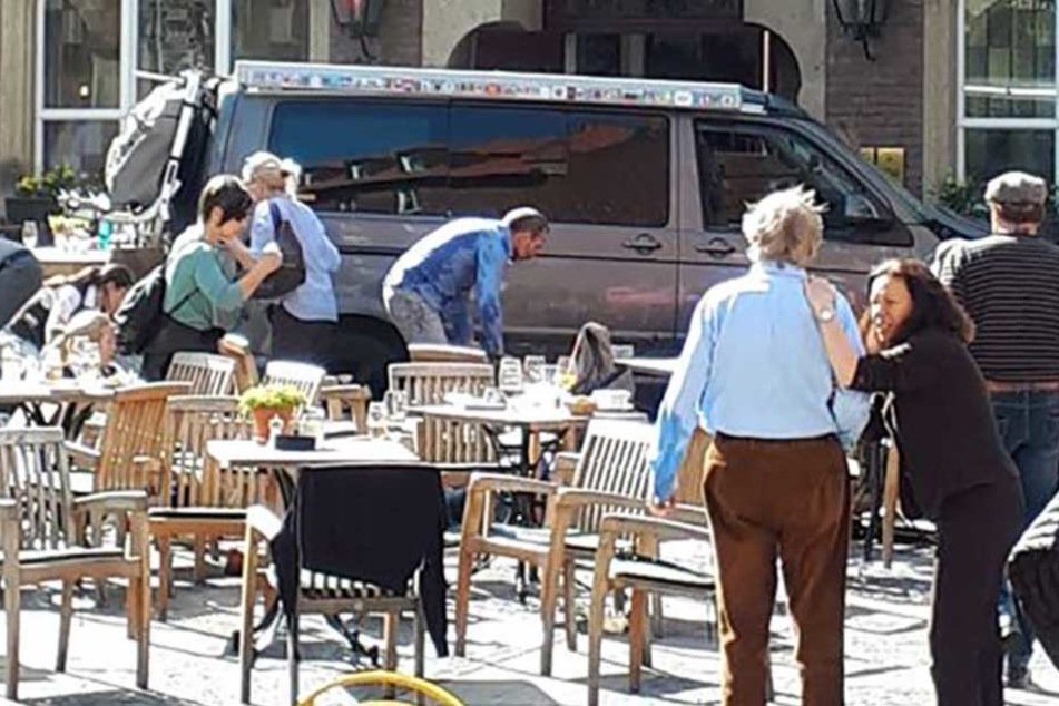Mit diesem Bus fuhr der Tatverdächtige Jens R. (48) in die Menschenmenge und tötete zwei Personen.