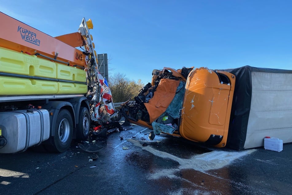 Der Kleinlaster kippte zur Seite. Er wurde bei dem Unfall schwer beschädigt.