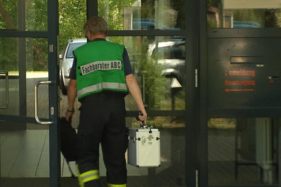 Die Feuerwehr prüft, um welche Substanz es sich handelt.