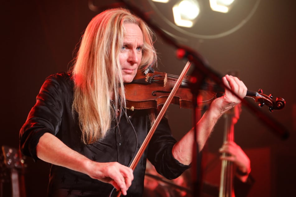 Neben seinen Gitarren zückt Uwe Hassbecker (65) bei den SILLY-Konzerten auch seine Geige.