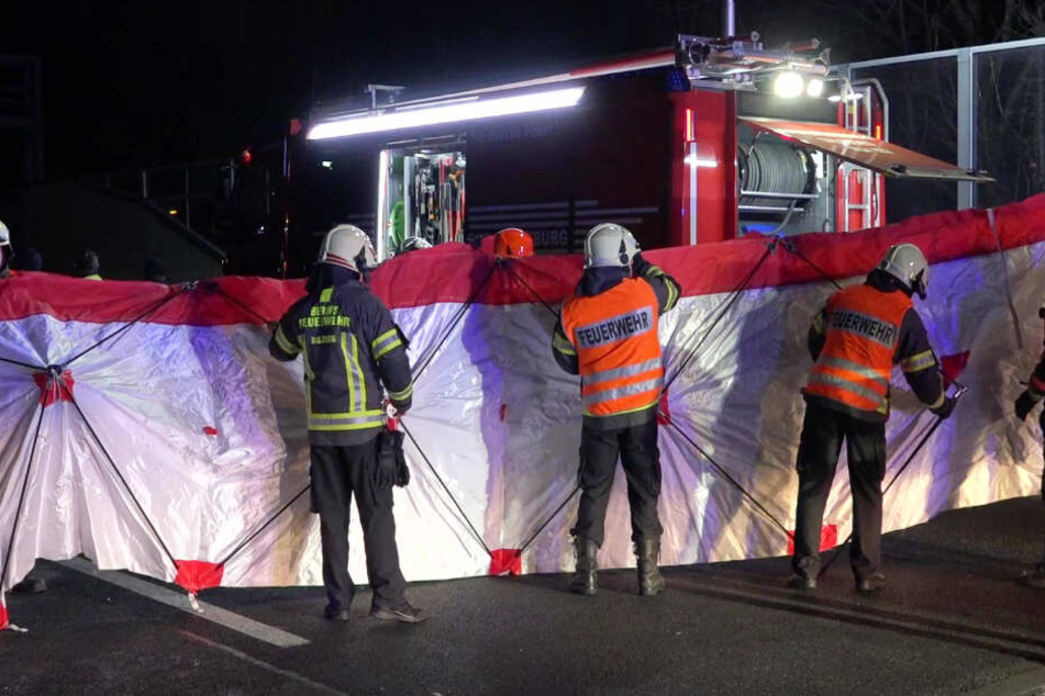 Die Helfer versuchten mit einer Sichtschutzbarriere die Unfallstelle auf der A1 abzuschirmen.