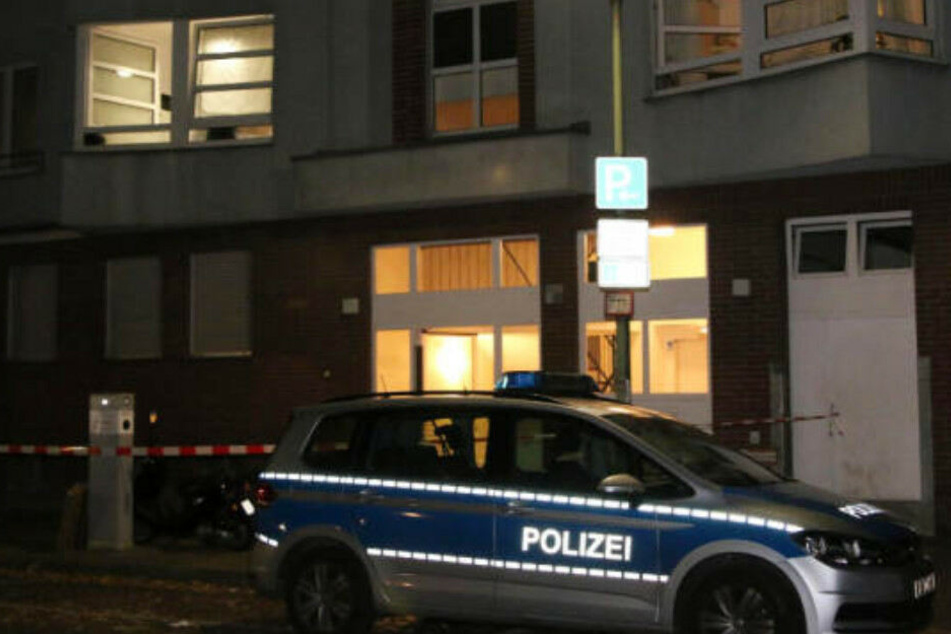Die Polizei steht vor dem Neuköllner Mietshaus.