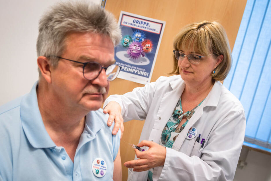 Der Leiter des Chemnitzer Gesundheitsamtes, Harald Uerlings (60), lässt sich von seiner Kollegin Karin Schreiter gegen Grippe impfen.