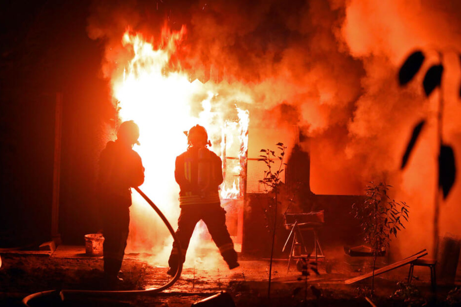 Als die Feuerwehr anrückte, brannte die Gartenlaube lichterloh.