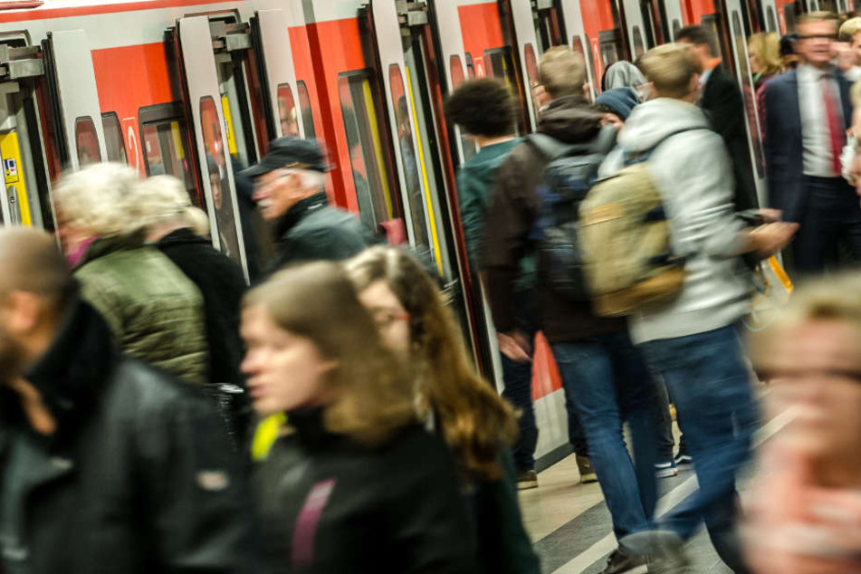 Eine Auseinandersetzung zwischen einem DB-Mitarbeiter und Fahrgast ist eskaliert. (Symbolbild)