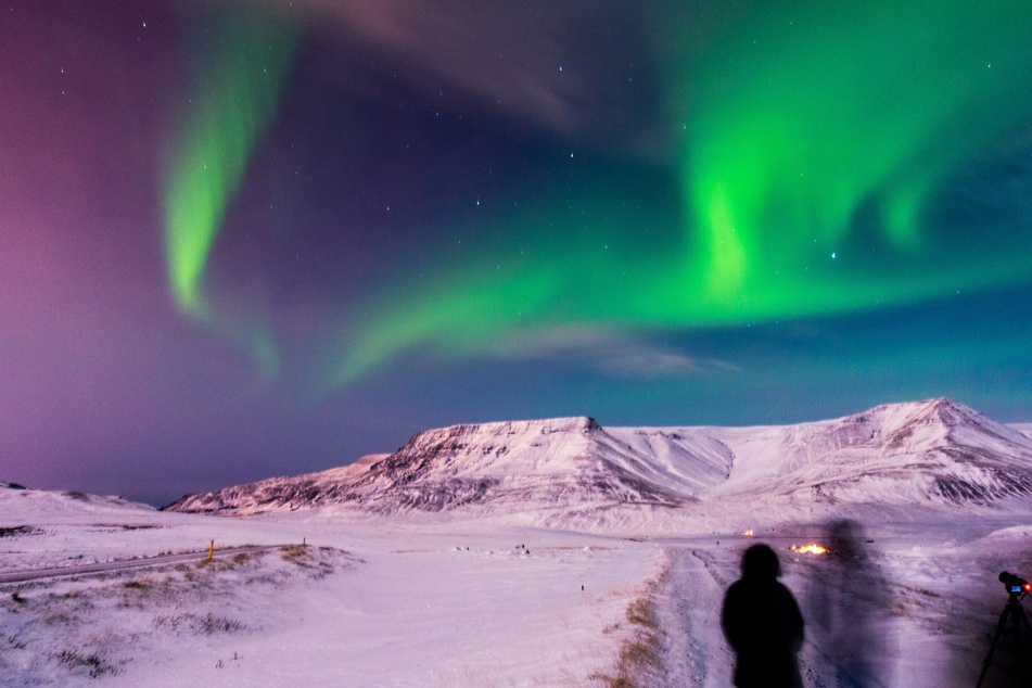 Mit etwas Glück kannst Du Polarlichter über Island sehen.