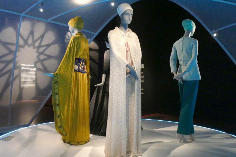 Ein Haute Couture-Kleidungsstück (m.) von Karl Lagerfeld für das Chanel Ensemble Frühjahr/Sommer 2010 im Museum de Young in San Francisco.