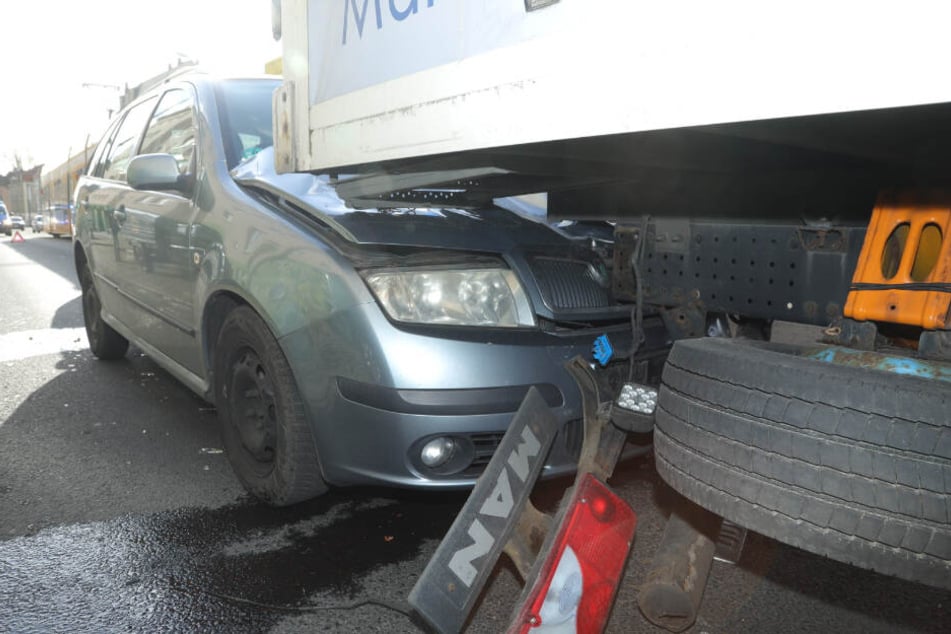 Unfall in Dresden-Pieschen: Auto knallt in Lkw-Heck
