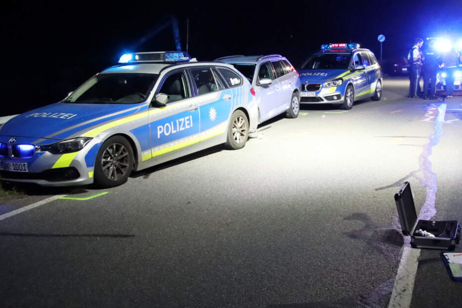 Die Polizeibeamten gaben mehrere Schüsse auf den Wagen ab, konnten diesen danach stoppen.