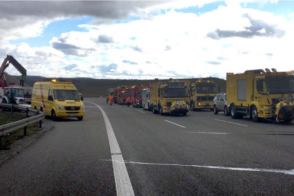 Auf der Autobahn 8 zwischen Pforzheim und Karlsruhe fahren Reinigungsfahrzeuge, die die Fahrbahn säubern.