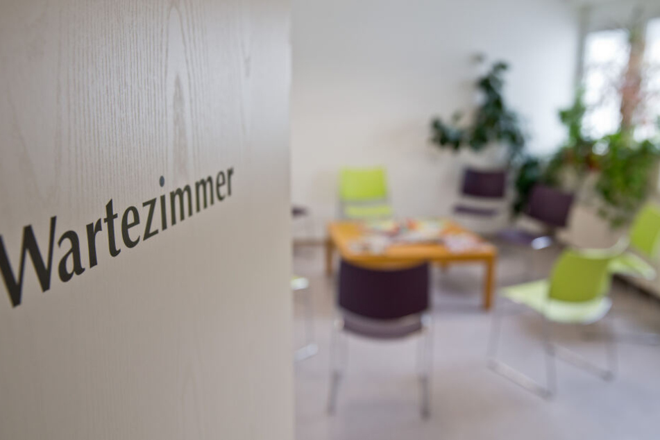Bis man es ins Wartezimmer schafft, kann bei manchen Ärzten schon eine Weile dauern.