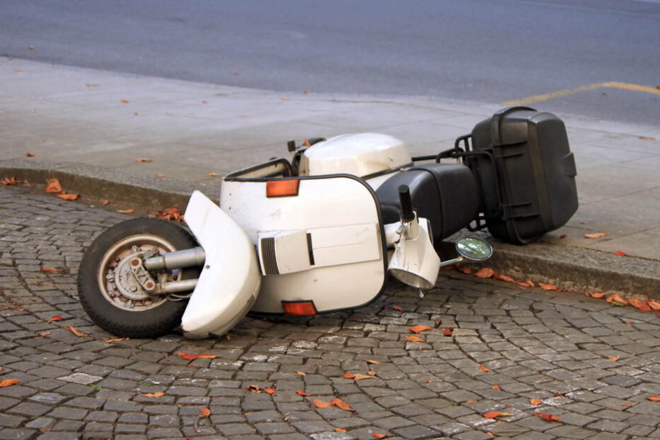 Am Mittwoch wurde eine Moped-Fahrerin (16) von einem Paketdienst-Auto erfasst und leicht verletzt (Symbolbild).