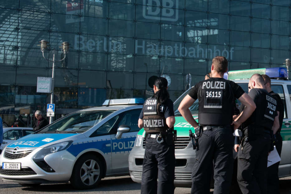 Polizeibeamte stehen vor dem Hauptbahnhof. (Symbolbild)