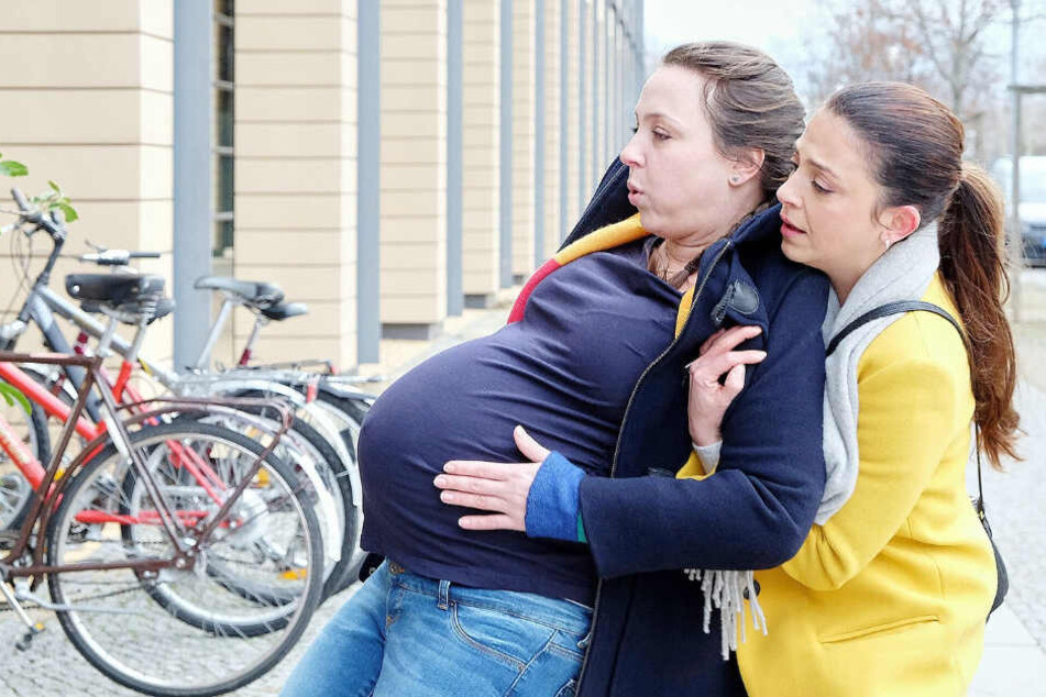 Oberschwester Arzu merkt sofort, dass mit der hochschwangeren Nadine Vollmer etwas nicht in Ordnung ist.